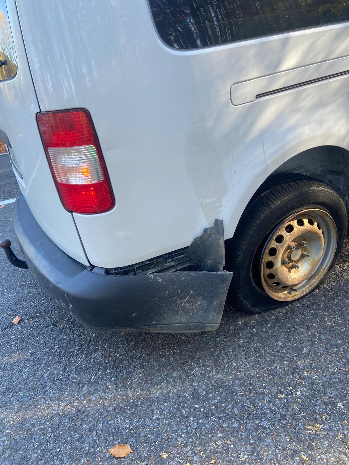 Un sucevean băut a furat o mașină și a condus fără permis. Poliția a tras focuri de armă în cauciucuri ca să îl oprească | VIDEO