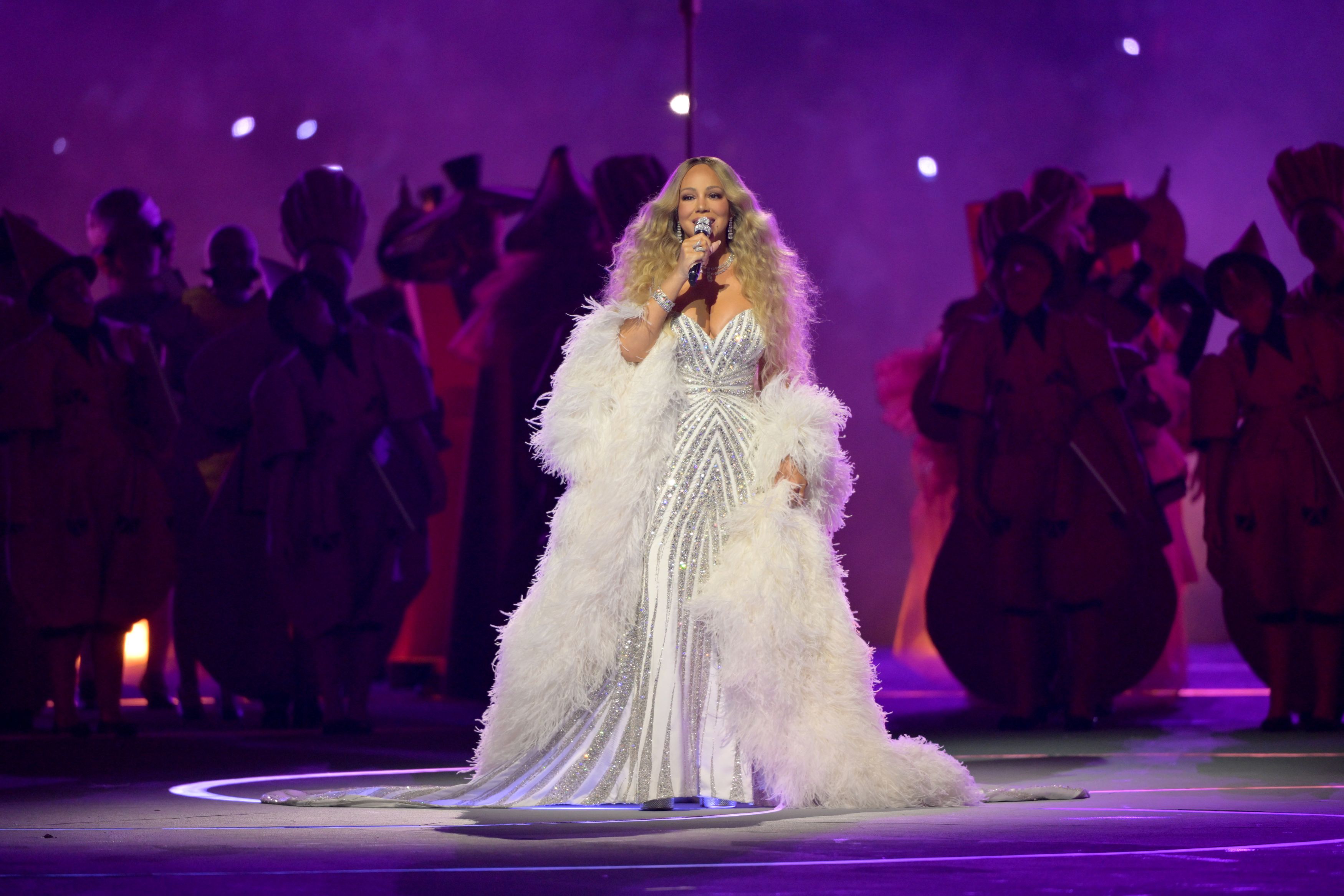 Cum a apărut Mariah Carey la ceremonia de deschidere a Jocurilor Olimpice de Iarnă 2026. Artista a purtat diamante în valoare de 15 milioane de dolari