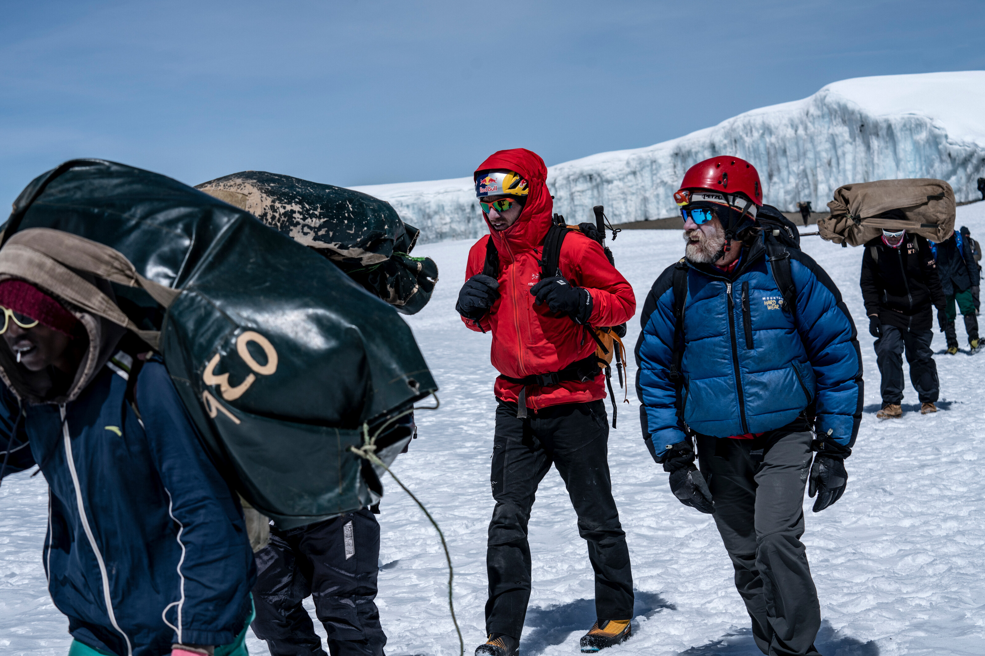 Alpinistul Will Gadd, ultimul om care urcă pe un celebru traseu montan, printre ghețarii care se topesc pe Kilimanjaro. Imagini spectaculoase