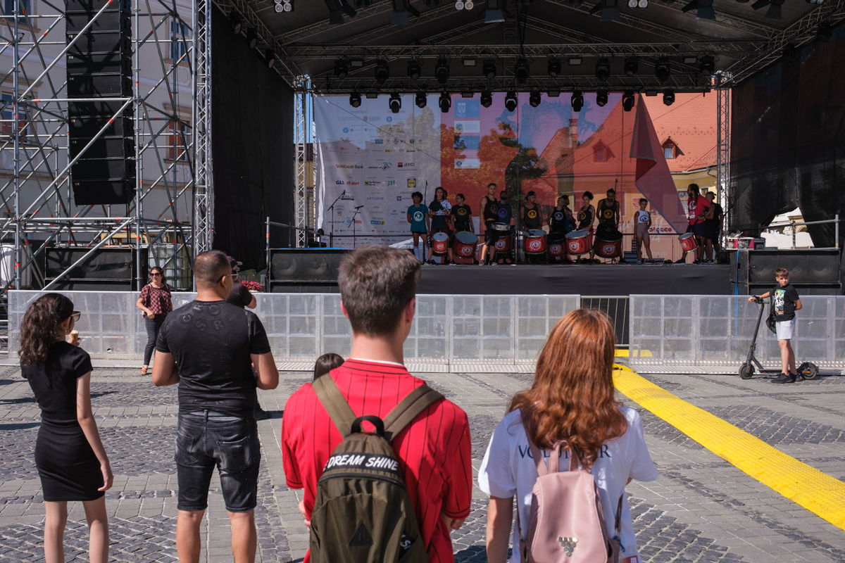 FOTOREPORTAJ de la Festivalul de Teatru de la Sibiu. Cum se transformă străzile unui oraș în scenă