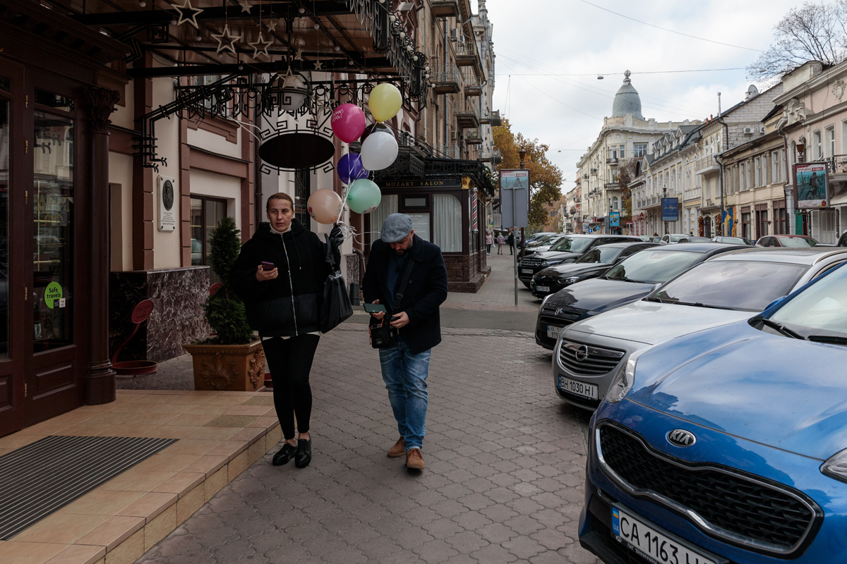 Însemnări din Odesa. Înainte de război, ghizii transportau turiștii cu mașini electrice. Astăzi, monumentele UNESCO sunt protejate în cutii antibombă