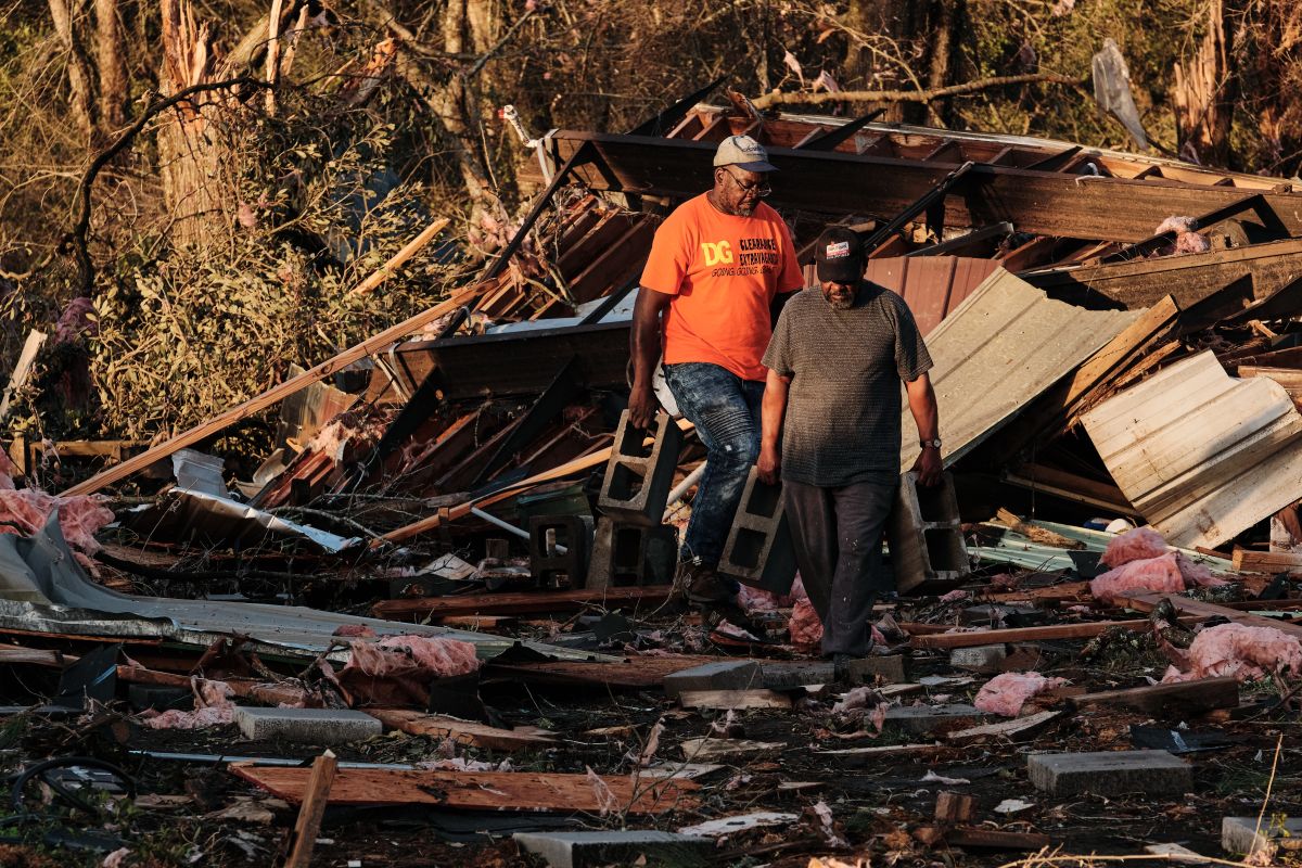 Zeci de tornade au măturat sud-estul Statelor Unite. Cel puțin nouă persoane au murit