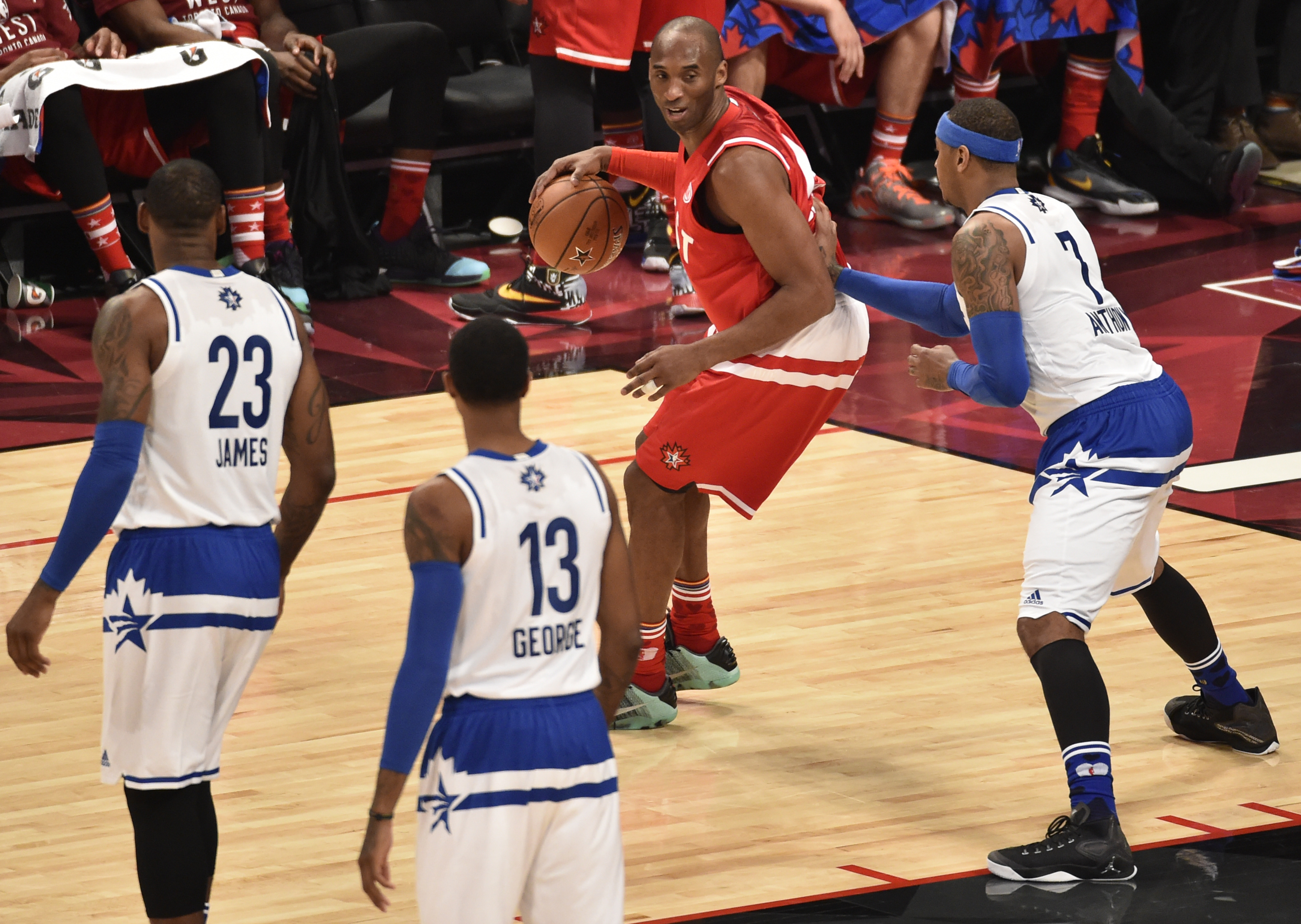 Vestul a aruncat Estul la coș, la All-Star Game. ^Ultima reprezentație a lui Kobe Bryant. Românii n-au lipsit din ”Air Canada”! / GALERIE FOTO