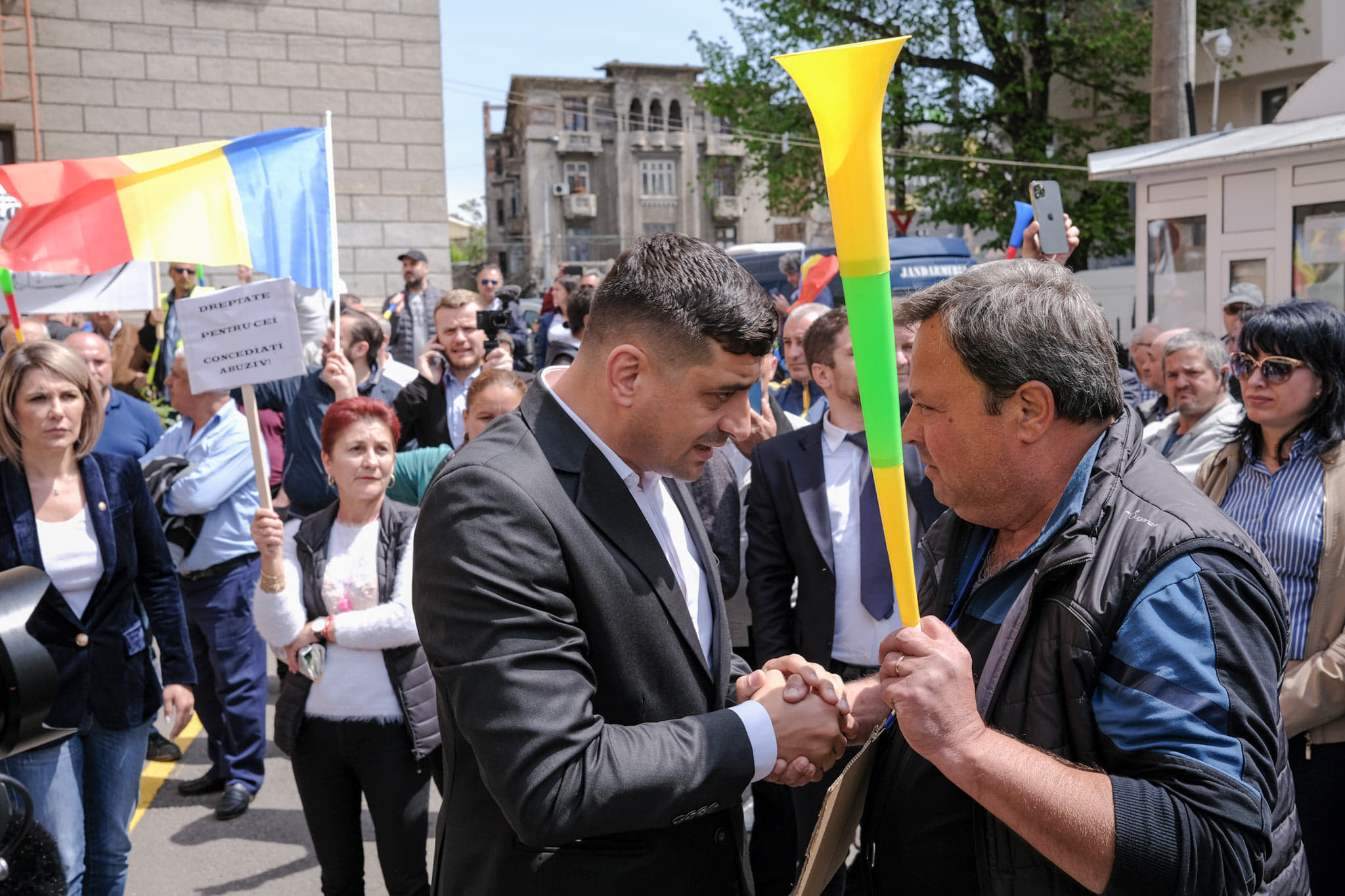 Protest STB, în București: „Ați distrus familiile noastre pentru interesele voastre”. George Simion, președintele AUR, prezent la miting
