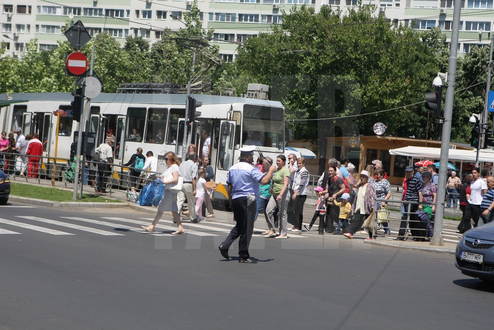 Cum intervin polițiștii în cazul unui accident rutier. Simularea, desfășurată într-o intersecție din București / VIDEO&FOTO