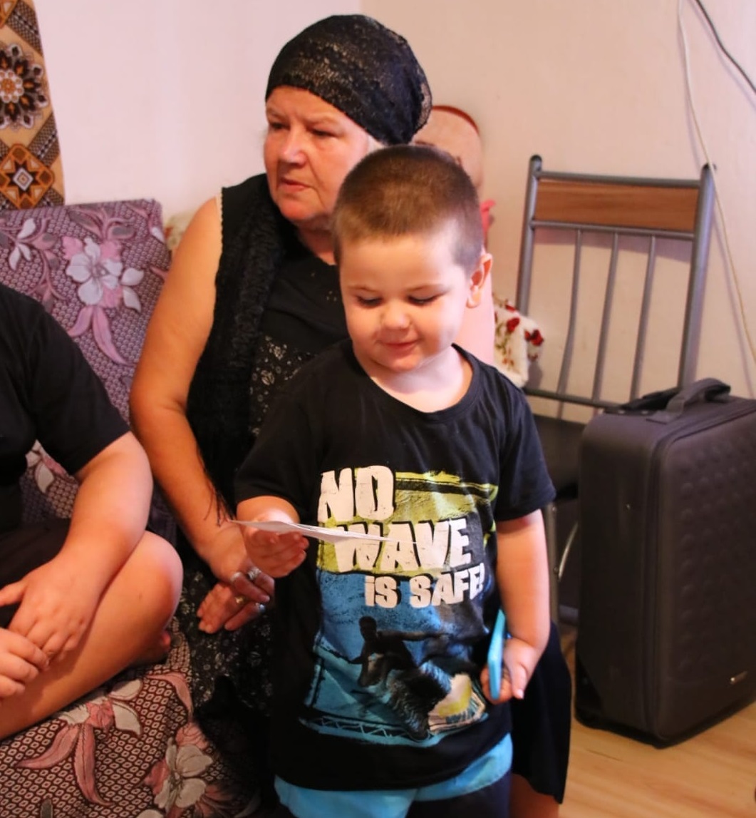 EXCLUSIV/ Bunica Tania trebuie să crească doi nepoței cu o pensie de 900 de lei. Fiica ei a murit, ginerele s-a sinucis și copiii lor i-au rămas în grijă