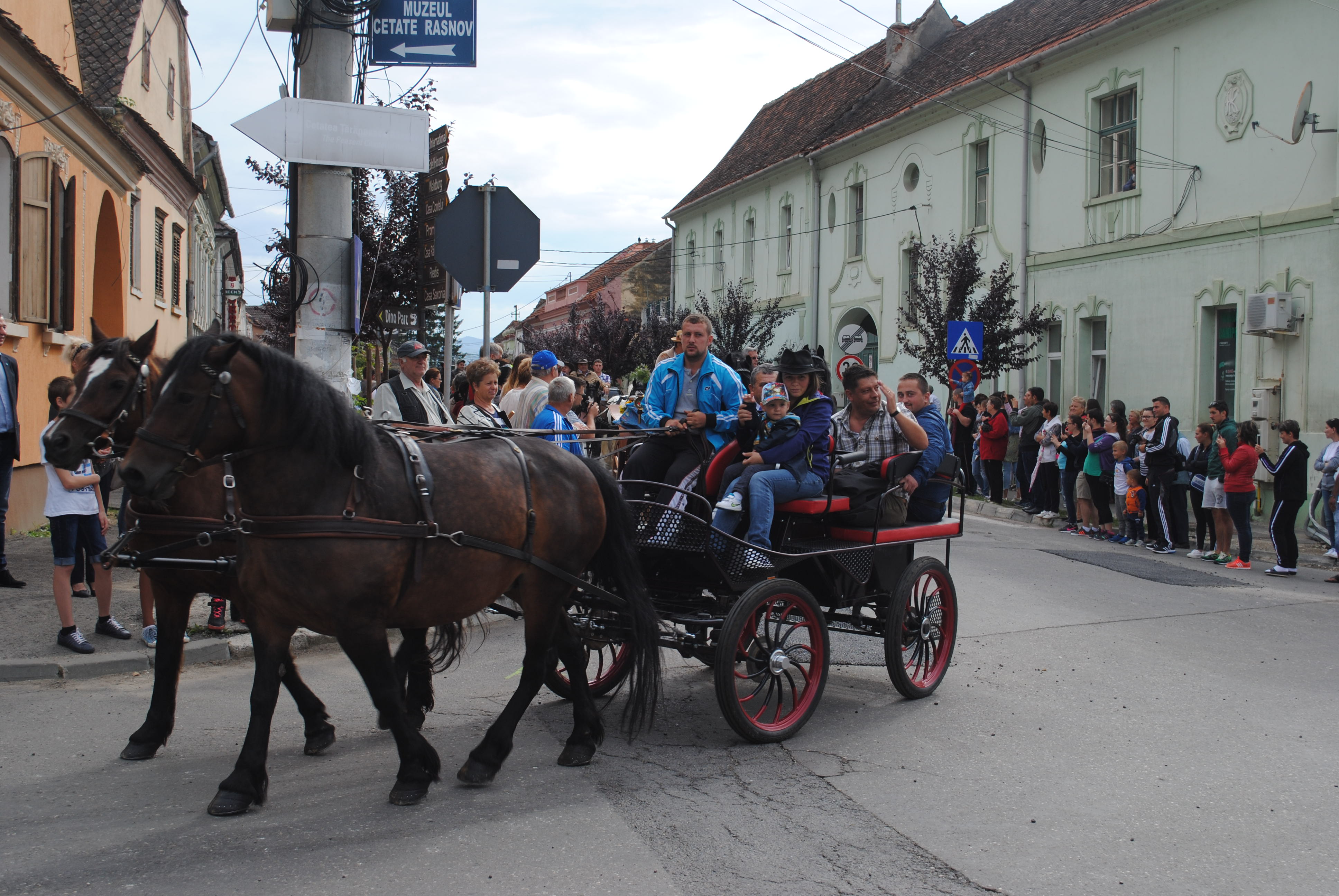 Cel mai bătrân călușar din țară, pe scenă la Zilele Rășnovului | GALERIE FOTO