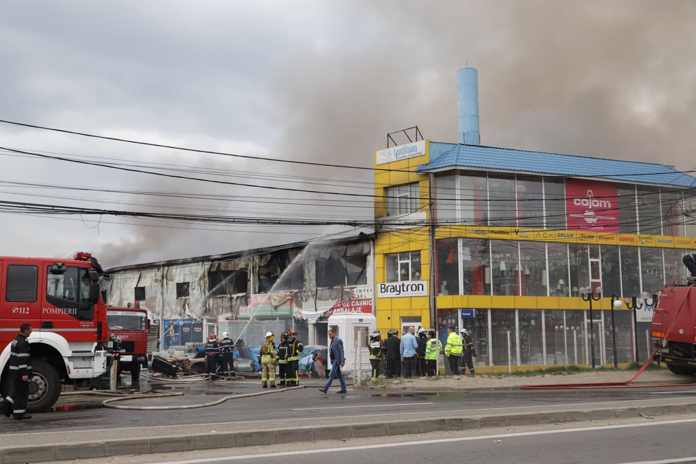 FOTO&VIDEO / Incendiu violent la un depozit de mase plastice și vopseluri de lângă București. Trei persoane au ajuns la spital