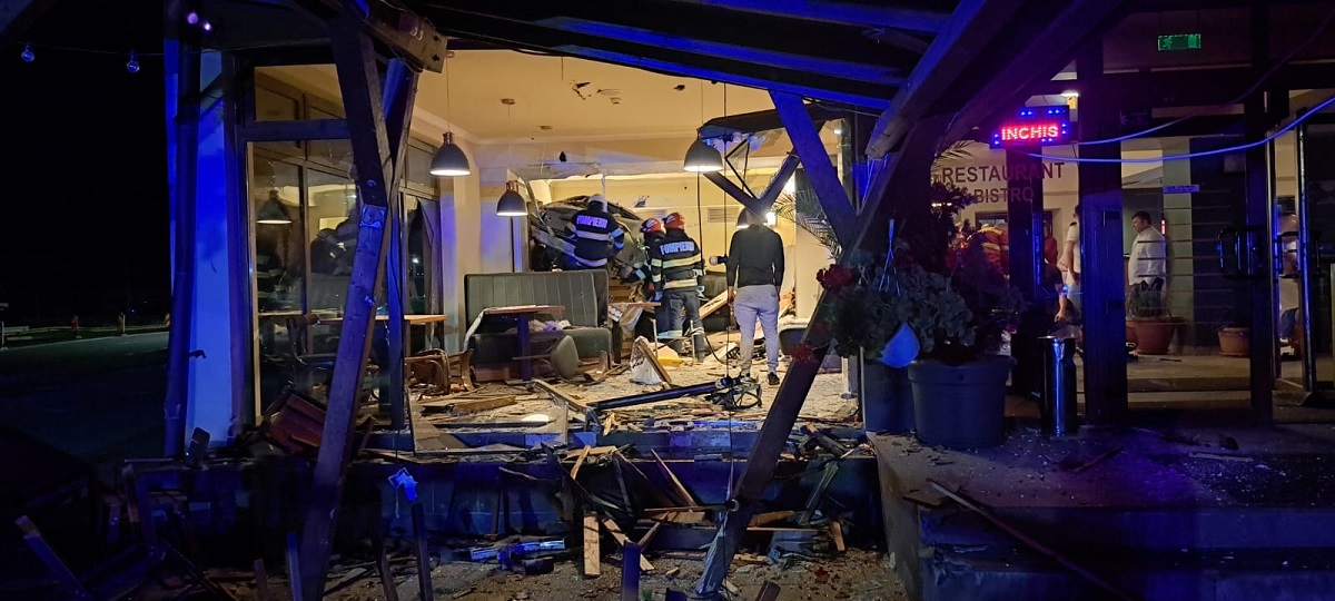 Un șofer de 19 ani a intrat cu mașina în mijlocul unui restaurant din județul Cluj. FOTO
