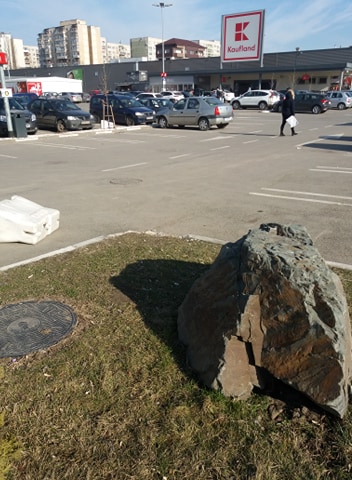 ȘTIREA MEA. UPDATE / Kaufland Militari a ales o soluție mult mai sigură pentru canalul fără capac din parcarea magazinului (FOTO)