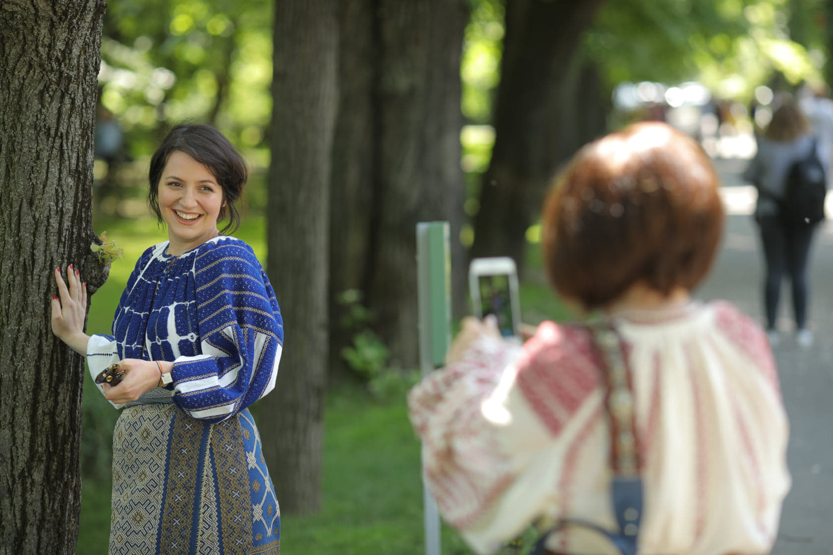 Zeci de oameni au defilat în costume populare, de ziua națională a portului tradițional din România / FOTO