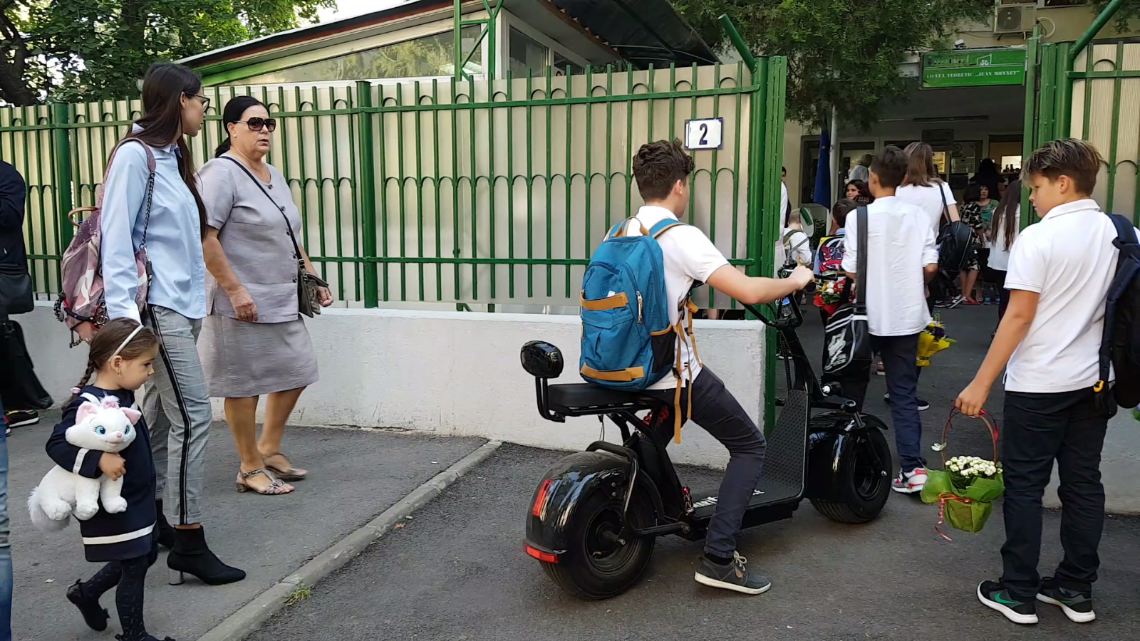 VIDEO/ Prima zi de fițe la Liceul „Jean Monnet”, cu motocicleta și jeep-ul. ”Poate că suntem un liceu mai cu bani, dar suntem egali între noi!”