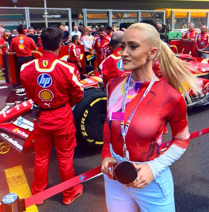 O mașină Dacia apare în documentarul Netflix despre Formula 1: Cum a fost posibil. Și Iuliana Pepene de la Antena 1 poate fi văzută în „Drive to Survive”