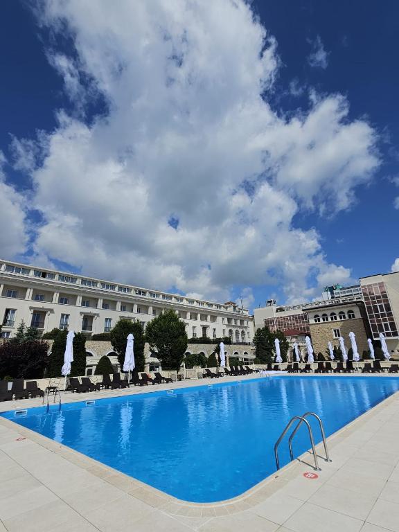 Cât costă o noapte de cazare în hotelul lui Gică Hagi din Mamaia în plin sezon estival 2025. Locația, renovată recent cu 2 milioane de euro