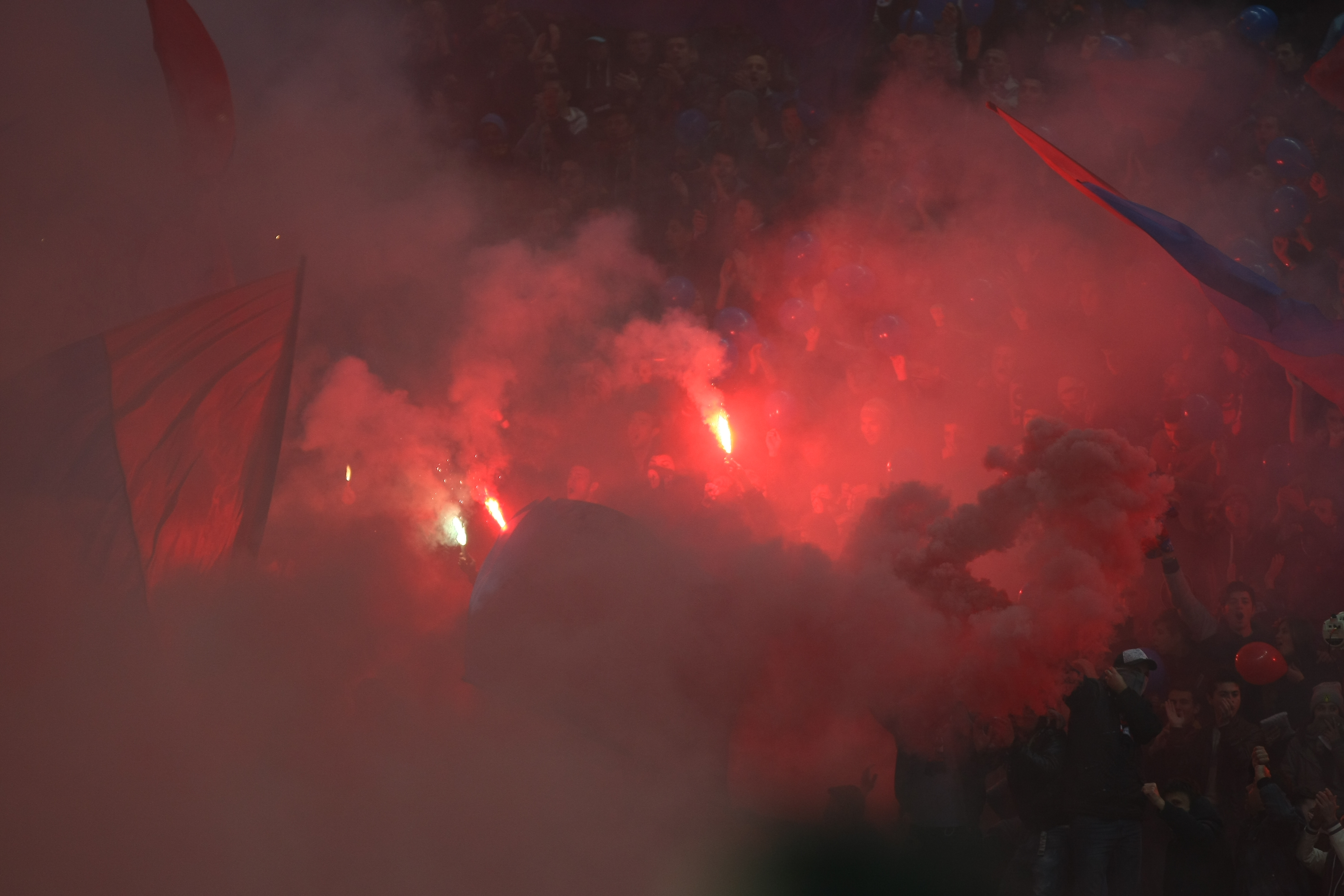 GALERIE FOTO&VIDEO / Atmosferă incendiară la derby. Coregrafii spectaculoase ale celor două galerii
