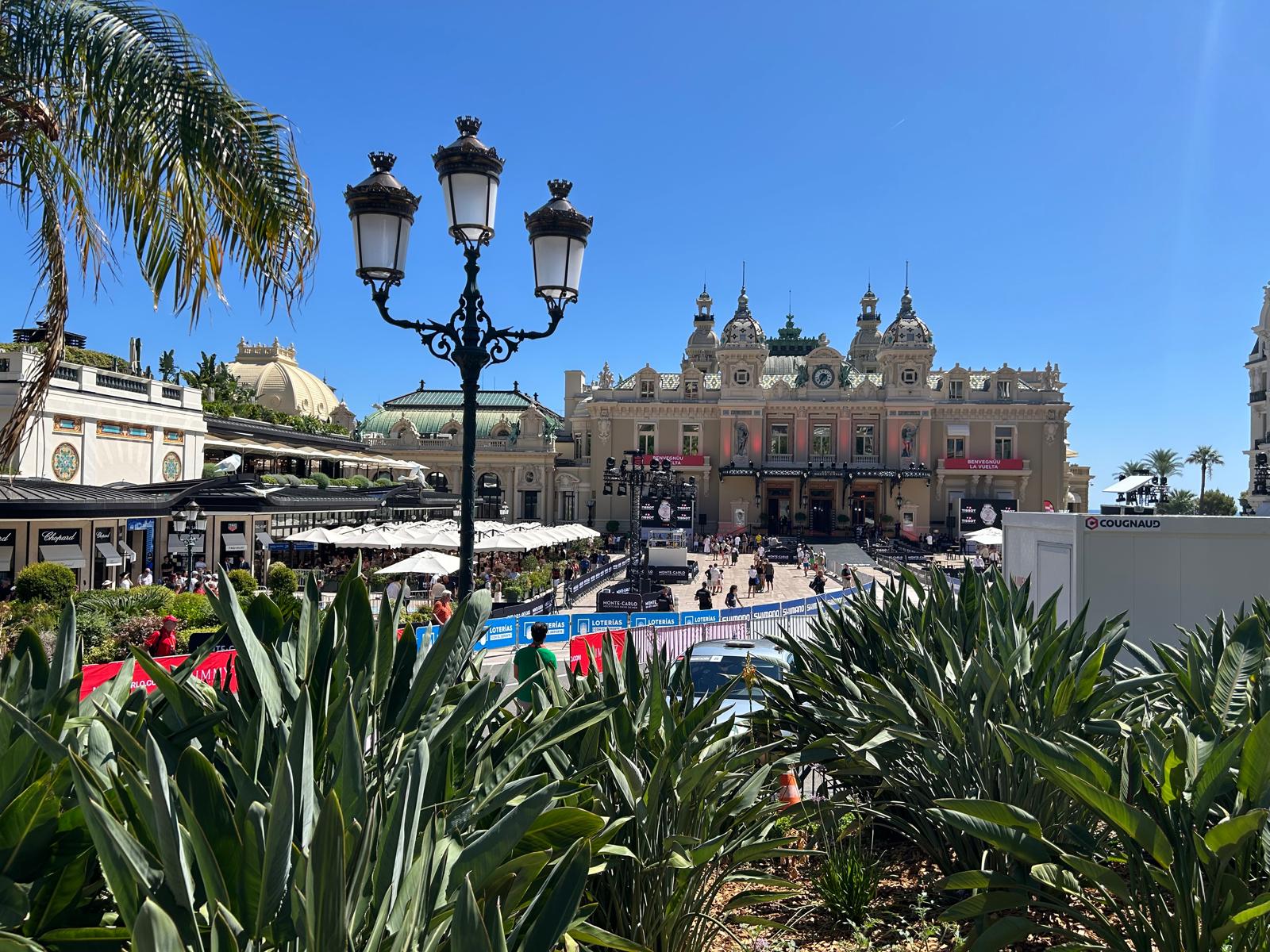 Echipele și-au blindat camioanele în care țin biciclete de 200.000 de euro, din cauza hoților români și bulgari: „Bande organizate au dat multe lovituri”. Reportaj în Port Hercule din Monte Carlo, înaintea startului La Vuelta 2026