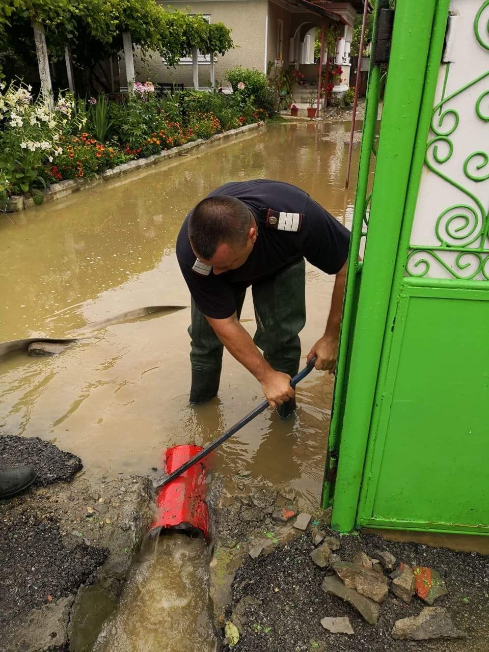 UPDATE/ Cod roșu de inundații în Vâlcea, Gorj și Argeș. Zeci de oameni au fost evacuați din case în Băbeni, Vâlcea