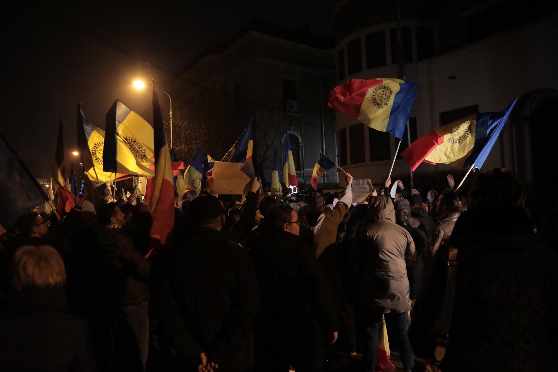 Protest AUR la ambasada Austriei din București. George Simion și simpatizanții săi, scandări împotriva politicienilor din coaliție