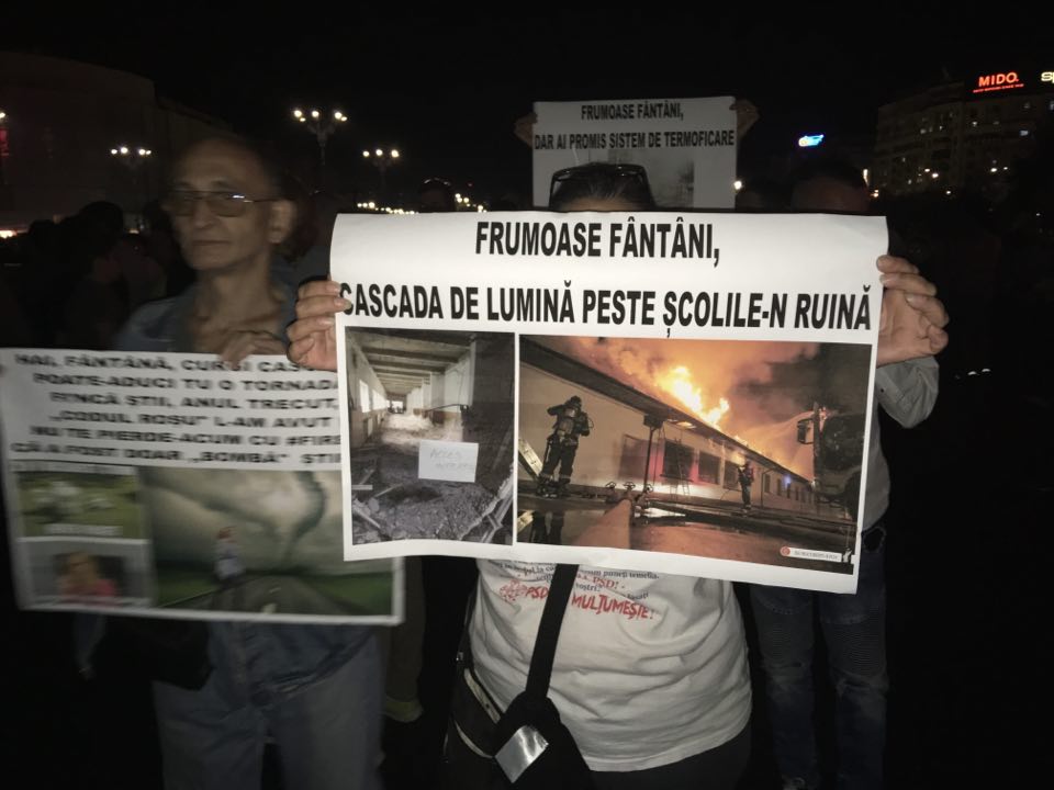FOTO | Fântânile din Piața Unirii, redeschise joi. Mai mulți protestatari au venit la eveniment. Ce mesaje au afișat
