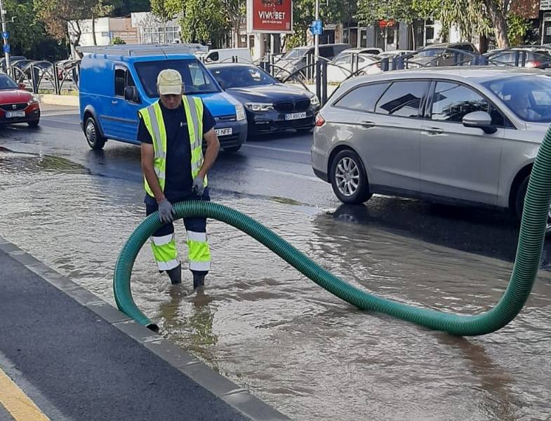 Avarie majoră în cartierul Drumul Taberei din București. Conducta principală de apă rece s-a spart și apa a inundat șoseaua. Ce spune Apa Nova