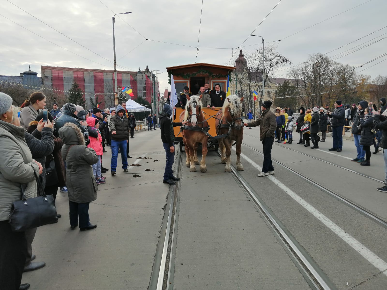 GALERIE FOTO/ Mii de timișoreni au înfruntat frigul să vadă parada militară. Și aici oamenii au huiduit discursul transmis de Viorica Dăncilă