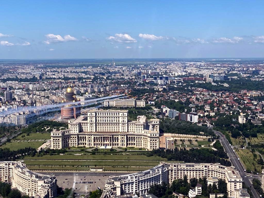 Piloţii de acrobație au survolat principalele spitale din Bucureşti, în semn de respect față de cadrele medicale. Imagini aeriene spectaculoase