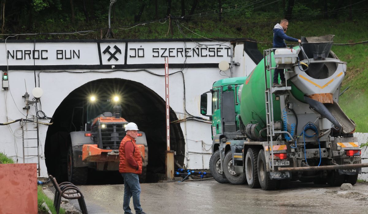 Tensiune uriașă la Praid: angajații companiei miniere s-au baricadat în birouri, de frica localnicilor