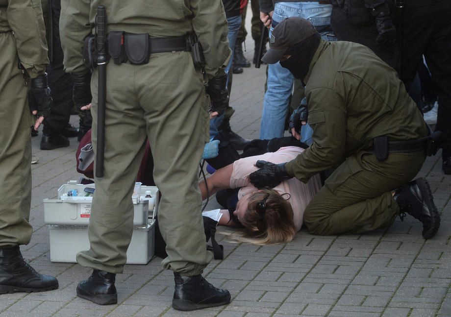 Sute de femei au fost reținute în Belarus, printre care și bunica de 73 de ani, devenită simbol al manifestațiilor din Belarus