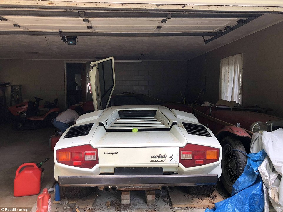 FOTO | O studentă a găsit o comoară care zăcea în garajul bunicii de 20 de ani: un Lamborghini și un Ferrari