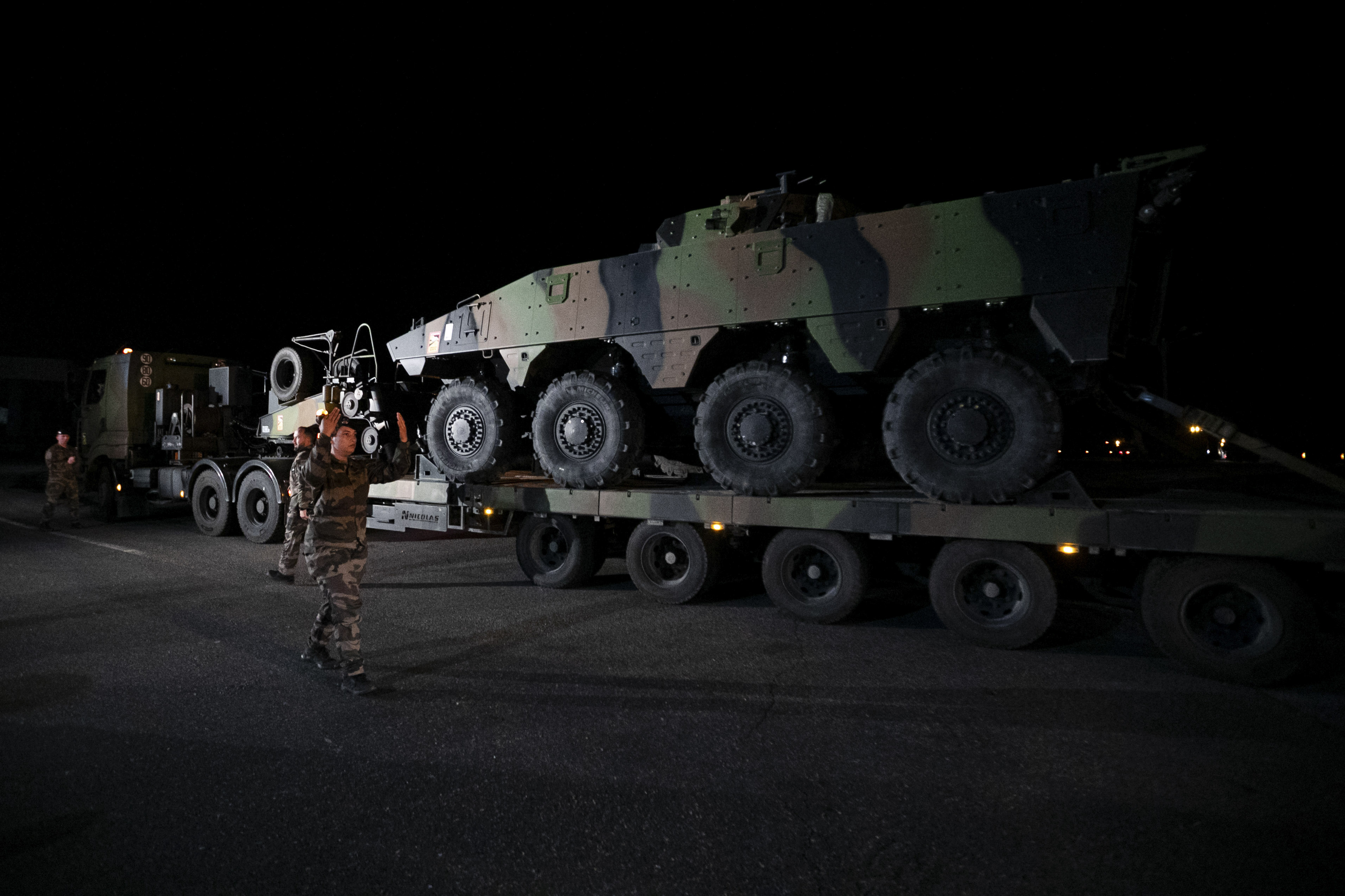 „Operațiunea Balaur”. Două convoaie cu tehnică militară franceză au intrat în România
