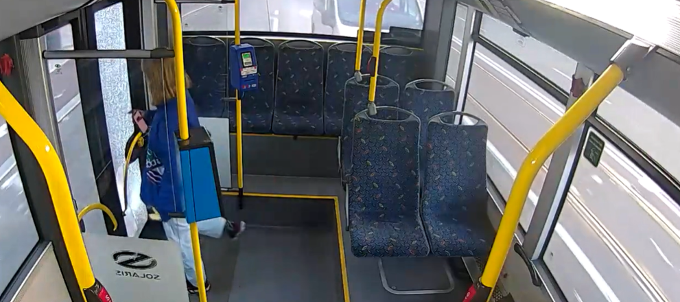 Tânără filmată în timp ce sparge ușa unui troleibuz, în Cluj-Napoca. Polițiștii fac verificări pentru a o identifica