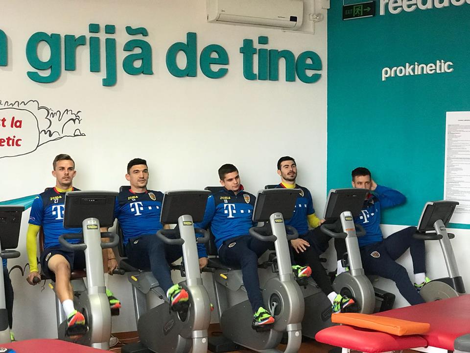 Fotbaliștii naționalei României au menajat gazonul de pe ”Ion Oblemenco”. Unii pe sintetic, alții la sală / GALERIE FOTO