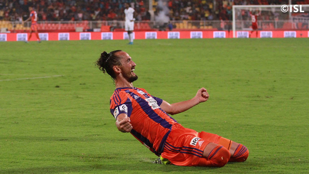 Mutu și-a început cu o pasă de gol aventura în India! Vrea să redevină titular la națională, dar a început ca rezervă partida Pune - Mumbay 3-1. ^Piteșteanul a intrat pe teren în minutul 61. Tricolorul a fluturat în tribune / FOTO