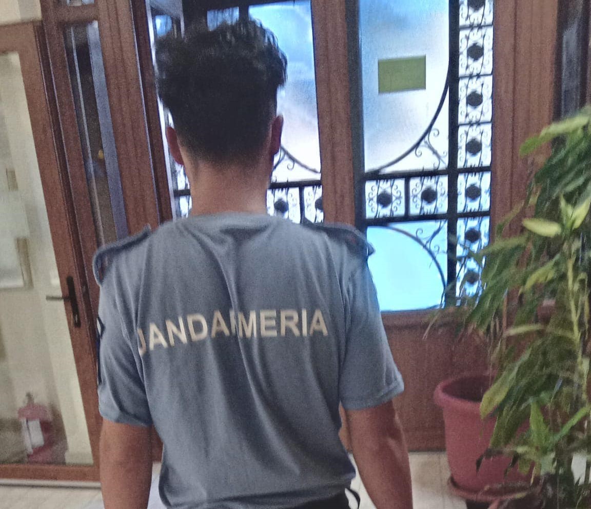 Tânăr care purta haine cu însemnele Jandarmeriei și avea o armă, prins la Focșani, la evenimentul dedicat gimnastei Ana Maria Bărbosu