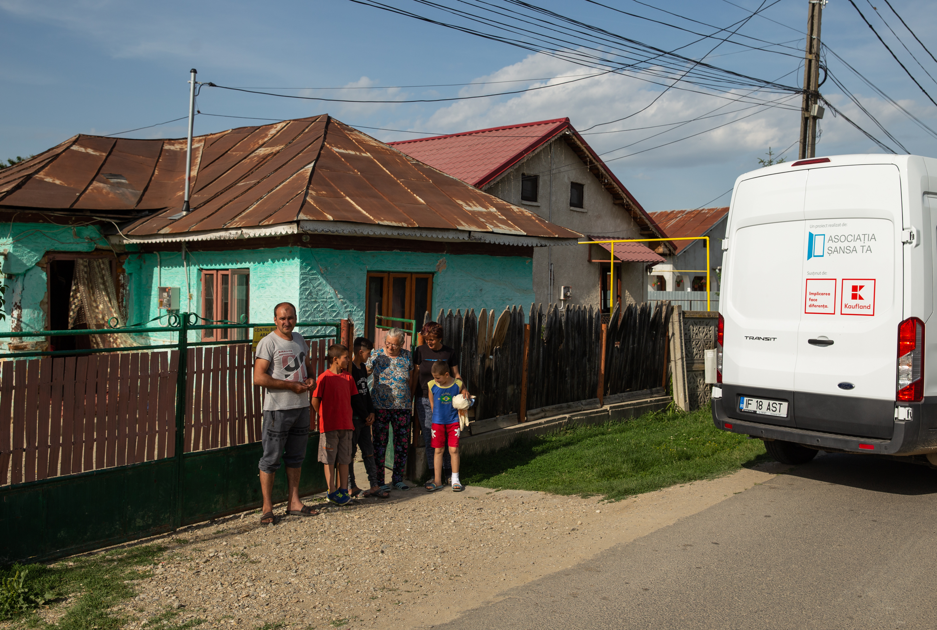 O familie din Dâmbovița crește cinci băieți într-o casă gata să cadă. În pandemie, școală face unul singur, de pe telefonul lu’ mami