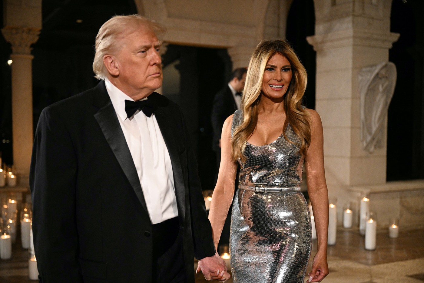 Cât costă rochia argintie purtată de Melania Trump de Revelion 2026. A strălucit la brațul președintelui la petrecerea de la Mar-a-Lago