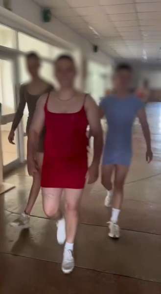Scandal în Ucraina, după ce elevii au venit în rochii la școală. Ce spun primarul din Luțk și conducerea liceului