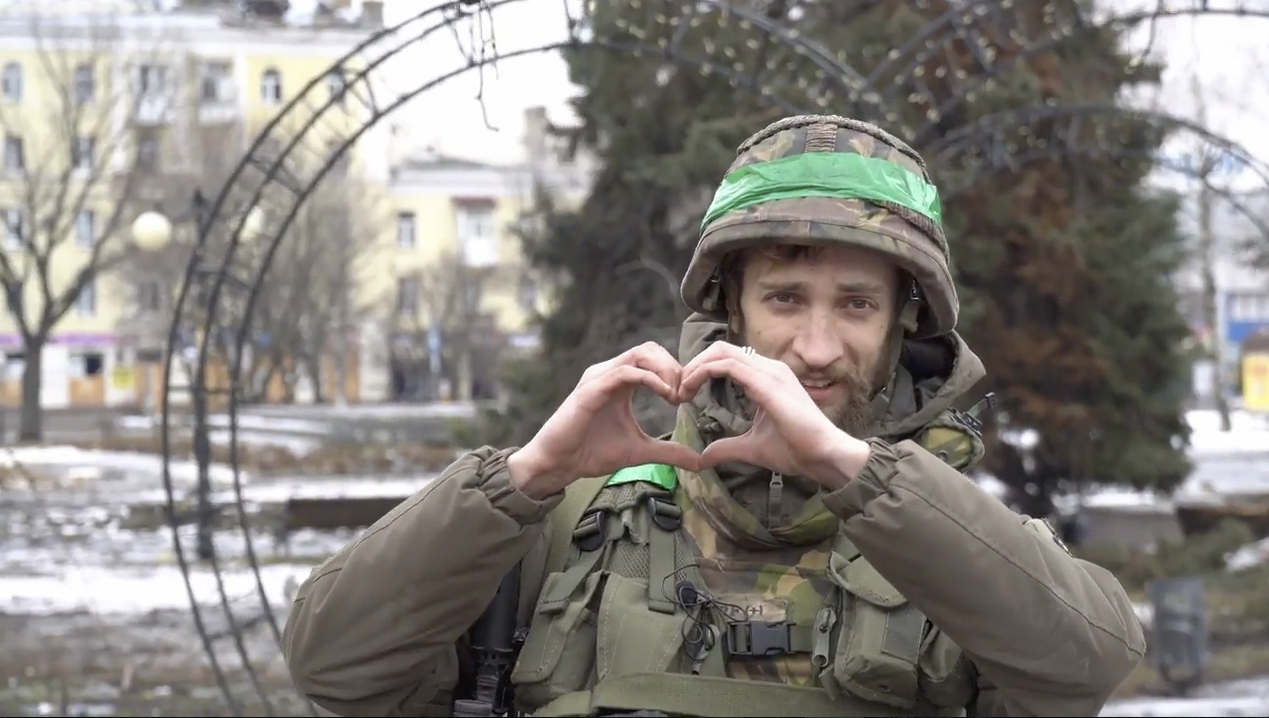 În loc de Bali, a ajuns la Bahmut. Mărturiile unui militar ucrainean din linia întâi, fost programator. „E imposibil să te pregătești din timp pentru ce e aici” | VIDEO