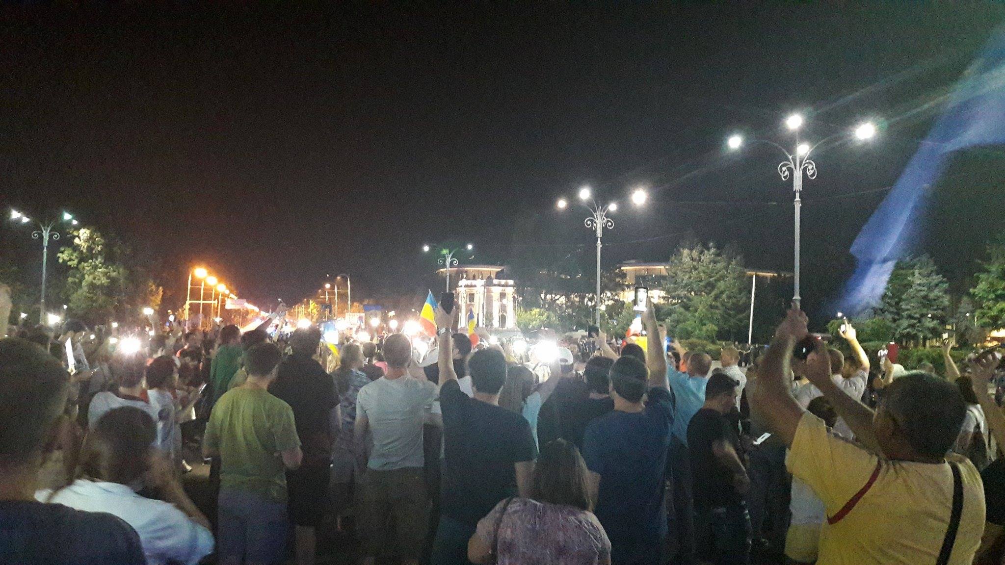 FOTO&VIDEO/ Peste 2.500 de oameni au protestat în Piața Victoriei faţă de modificările la legile justiţiei