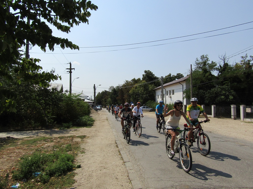 Cicloturism la Potlogi. 90 de bicicliști au parcurs traseul Bolintin Vale - Potlogi, 65 de kilometri / GALERIE FOTO