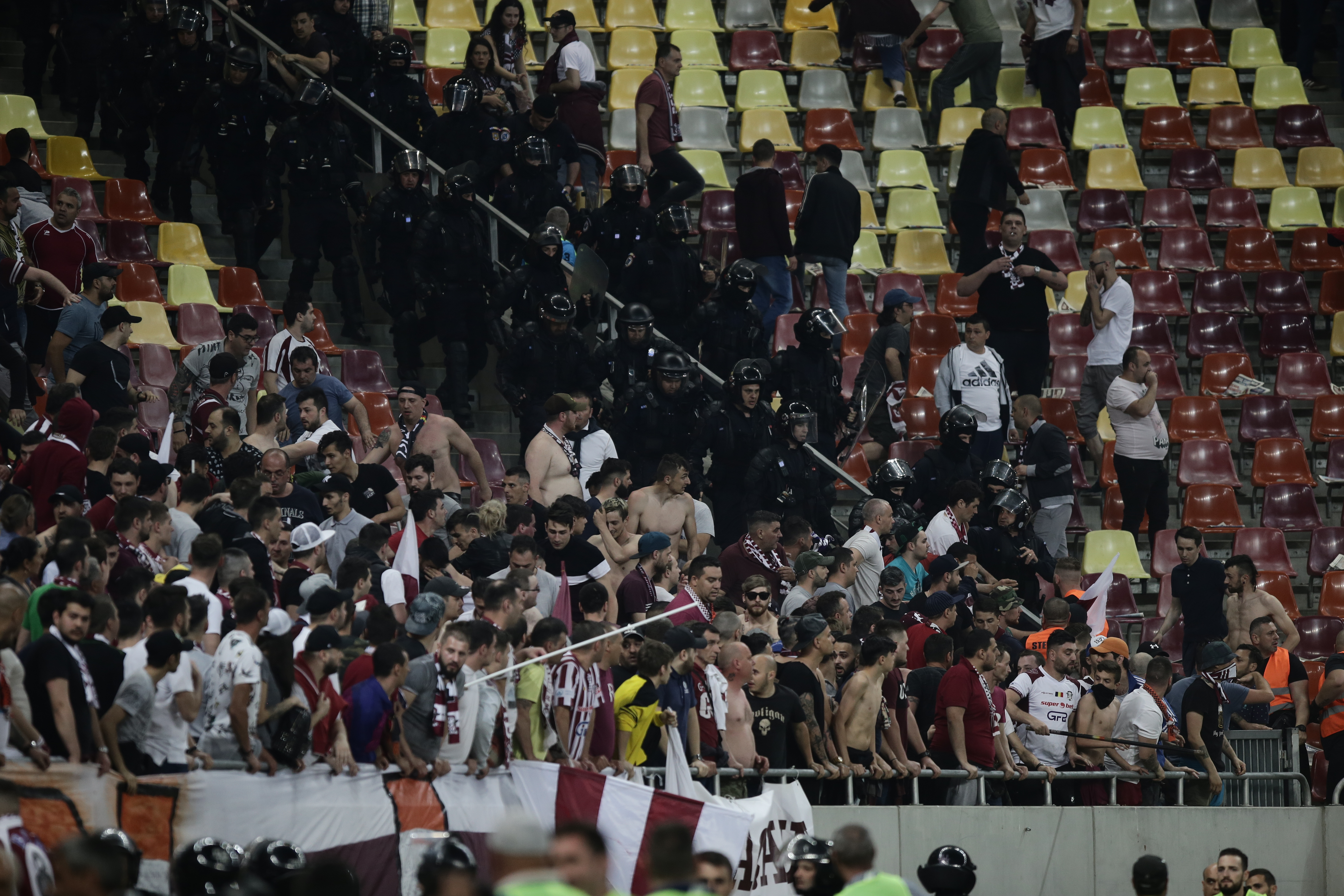 Incidente la meciul Steaua - Rapid. Mai mulți copii, în mijlocul confruntărilor / GALERIE FOTO