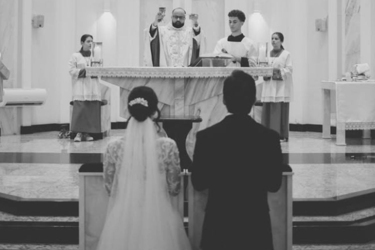 Un preot și o călugăriță s-au căsătorit, iar povestea lor de iubire a devenit virală: „Nu a fost o evadare din chemarea lor, a fost o reuniune cu ea”