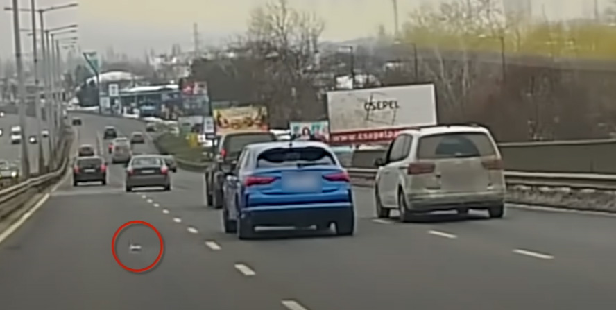 Palackokkal dobálta egymást két feldühödött sofőr az M3-as bevezetőjén – videón a ritkán látott ámokfutásuk