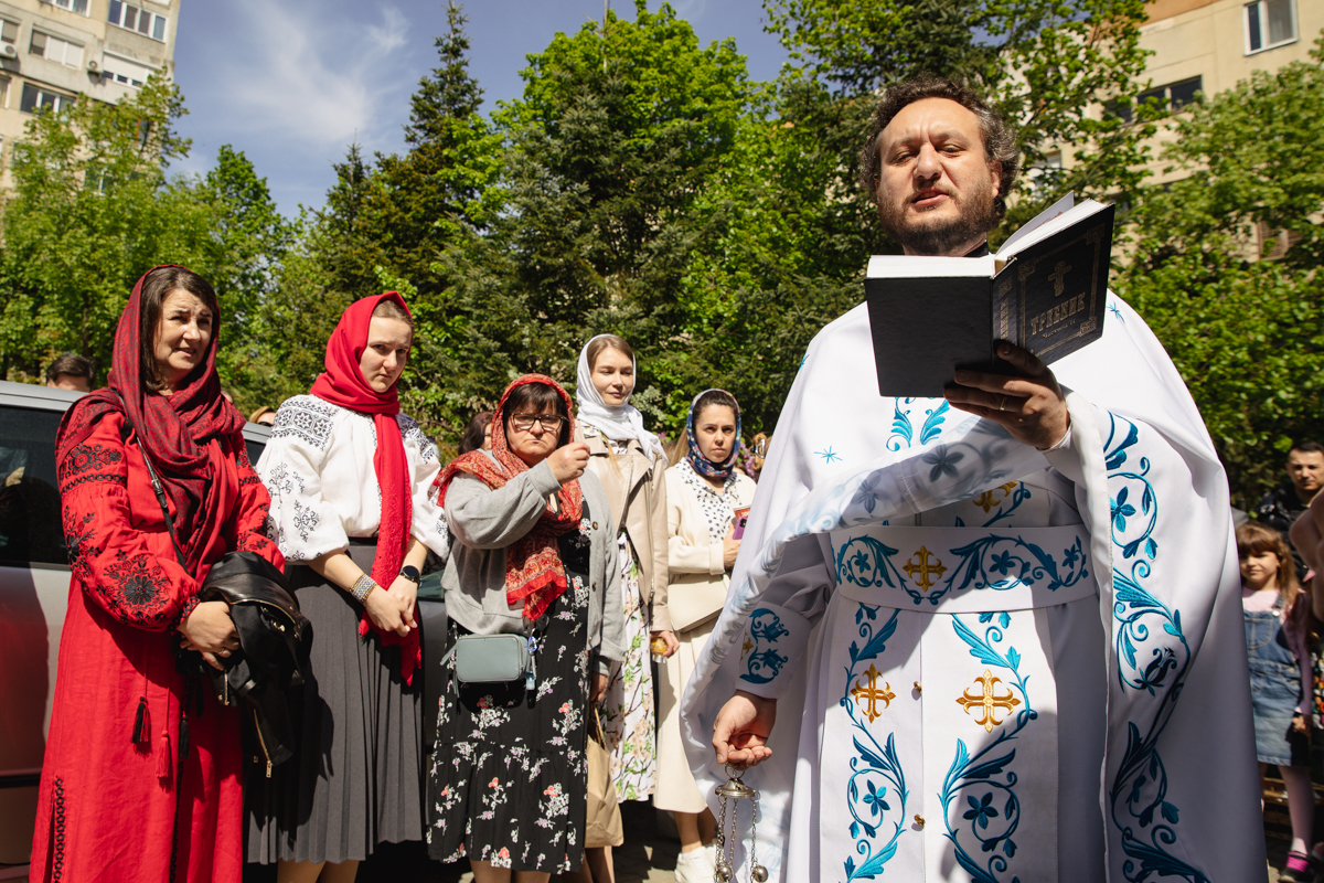 REPORTAJ. „Hrestos voskres!” Sute de refugiați s-au strâns la biserica ucraineană din Drumul Taberei: „Vom învinge, pentru că de partea noastră sunt dreptatea și pacea”