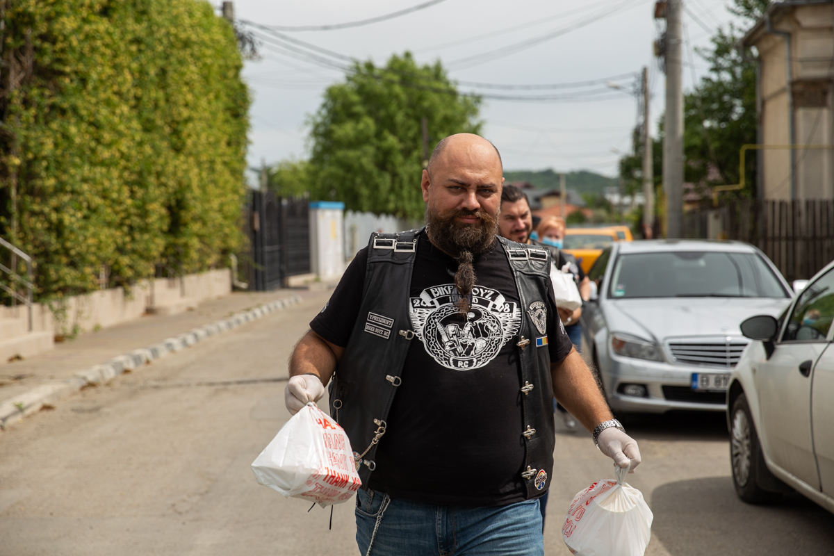Clubul de bikeri din Bârlad a devenit bucătărie de campanie. În pandemie, rockerii au lăsat motoarele și s-au apucat de gătit pentru săraci
