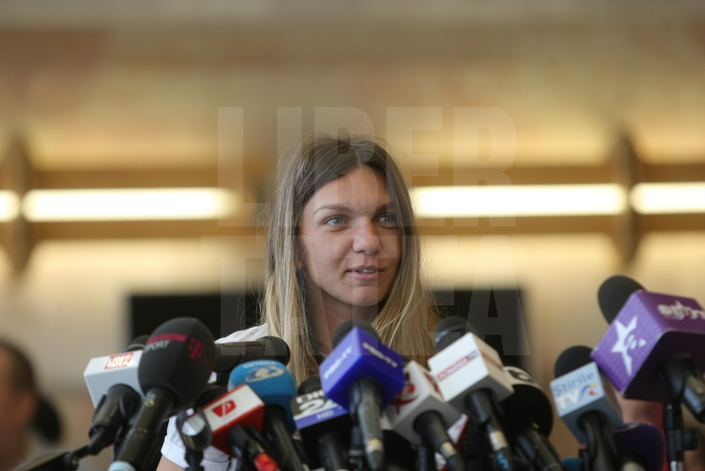 VIDEO&FOTO. Sosirea Simonei Halep în România după ce a câștigat Roland Garros 2018. Așteptată pe covorul roșu!