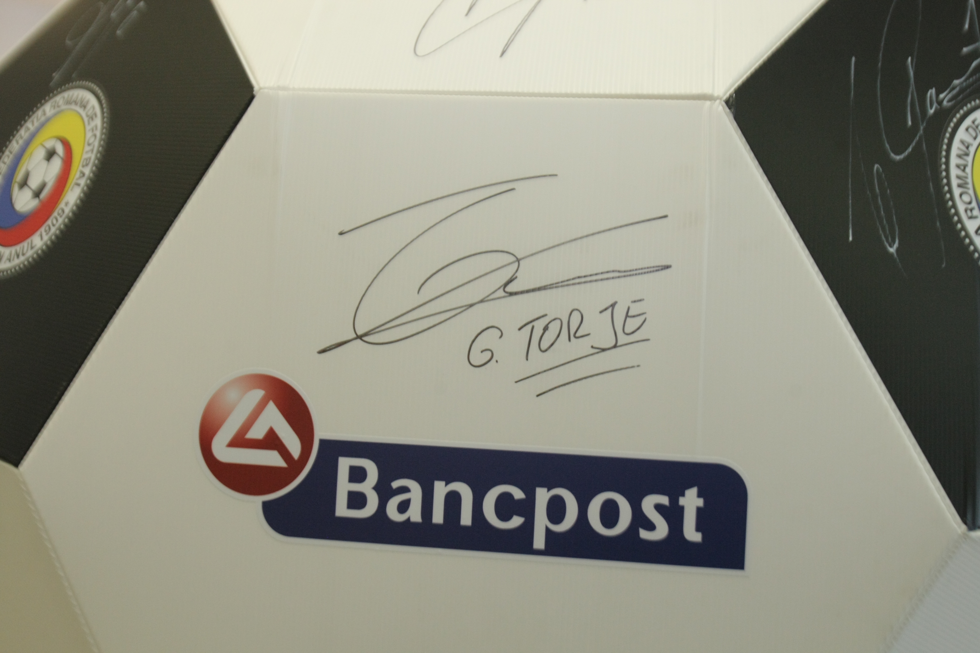 ROMÂNIA - FEROE, DUMINICĂ, ORA 19:00, TVR 1 / Tricolorii au făcut pe bancherii la sediul noului sponsor. Repriză de autografe și fotografii / GALERIE FOTO
