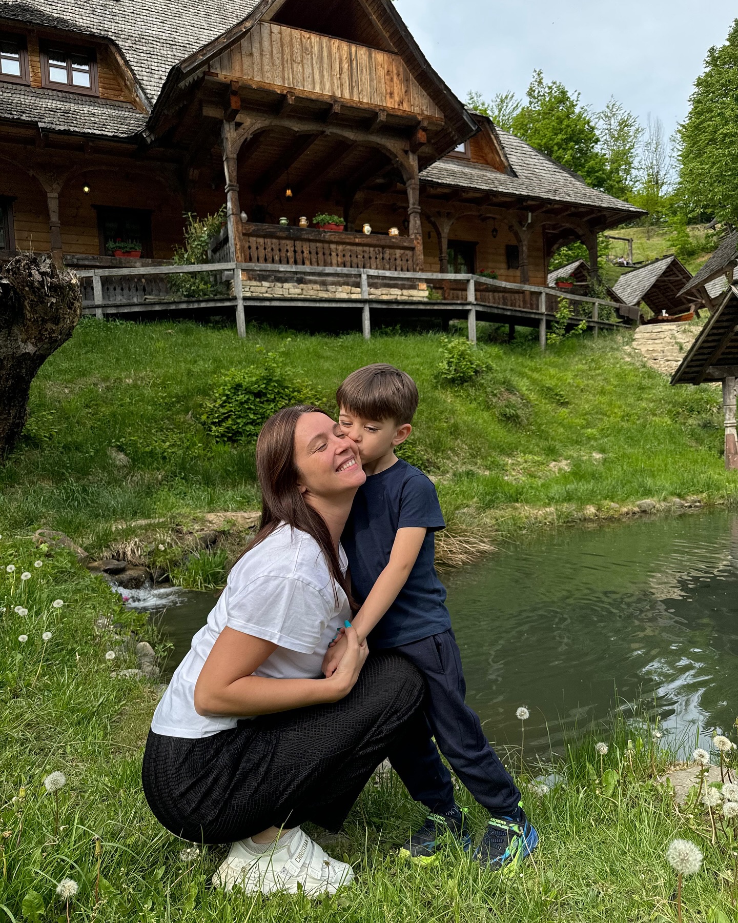 Cum reacționează fiul Dianei Dumitrescu când actrița este recunoscută pe stradă: „Sper la școală să nu continue” | VIDEO EXCLUSIV