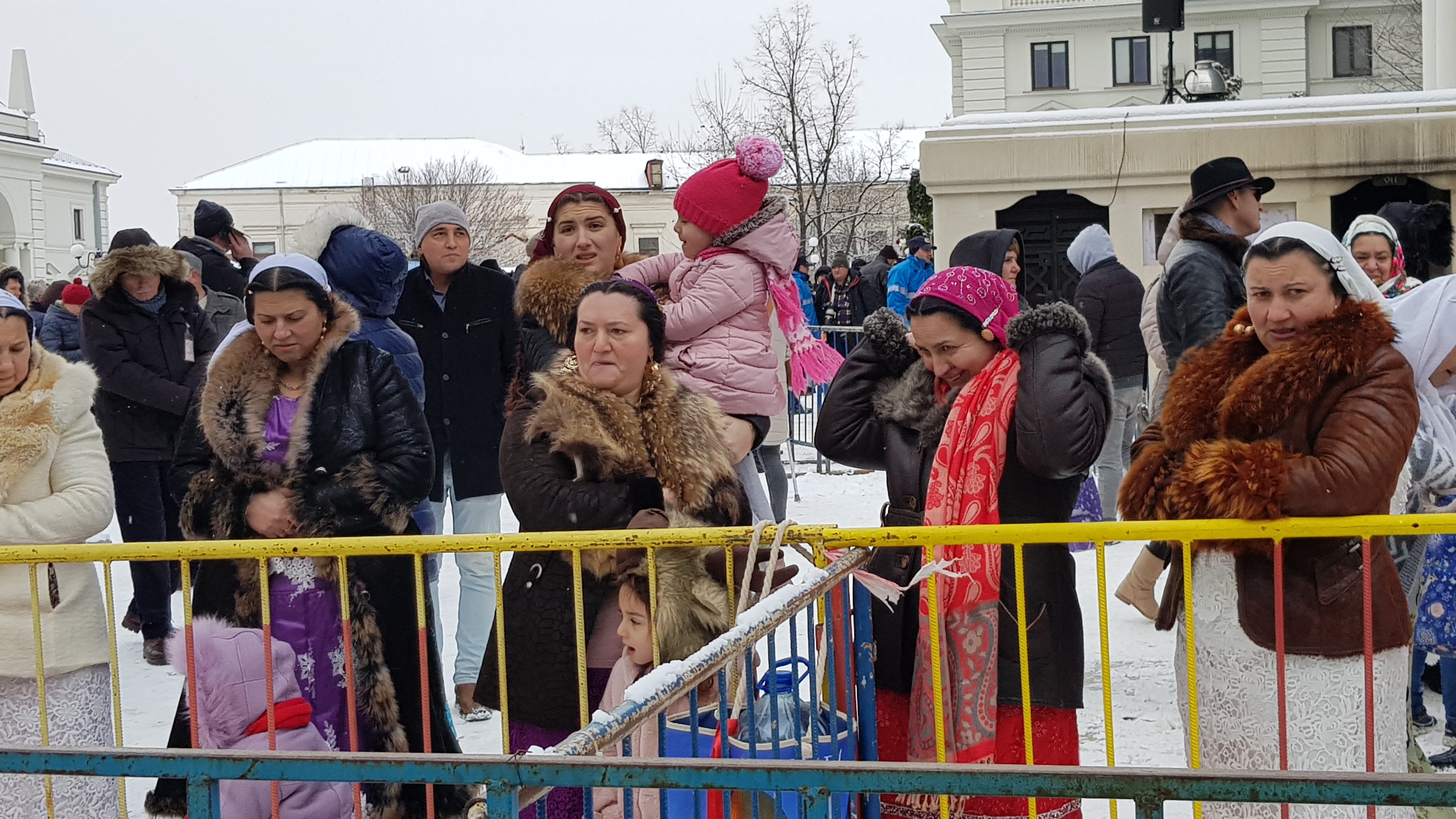 VIDEO&FOTO/ Peste 15.000 de litri de agheasmă au fost împărțiți la Iași. Nici anul acesta nu au lipsit îmbrâncelile și certurile