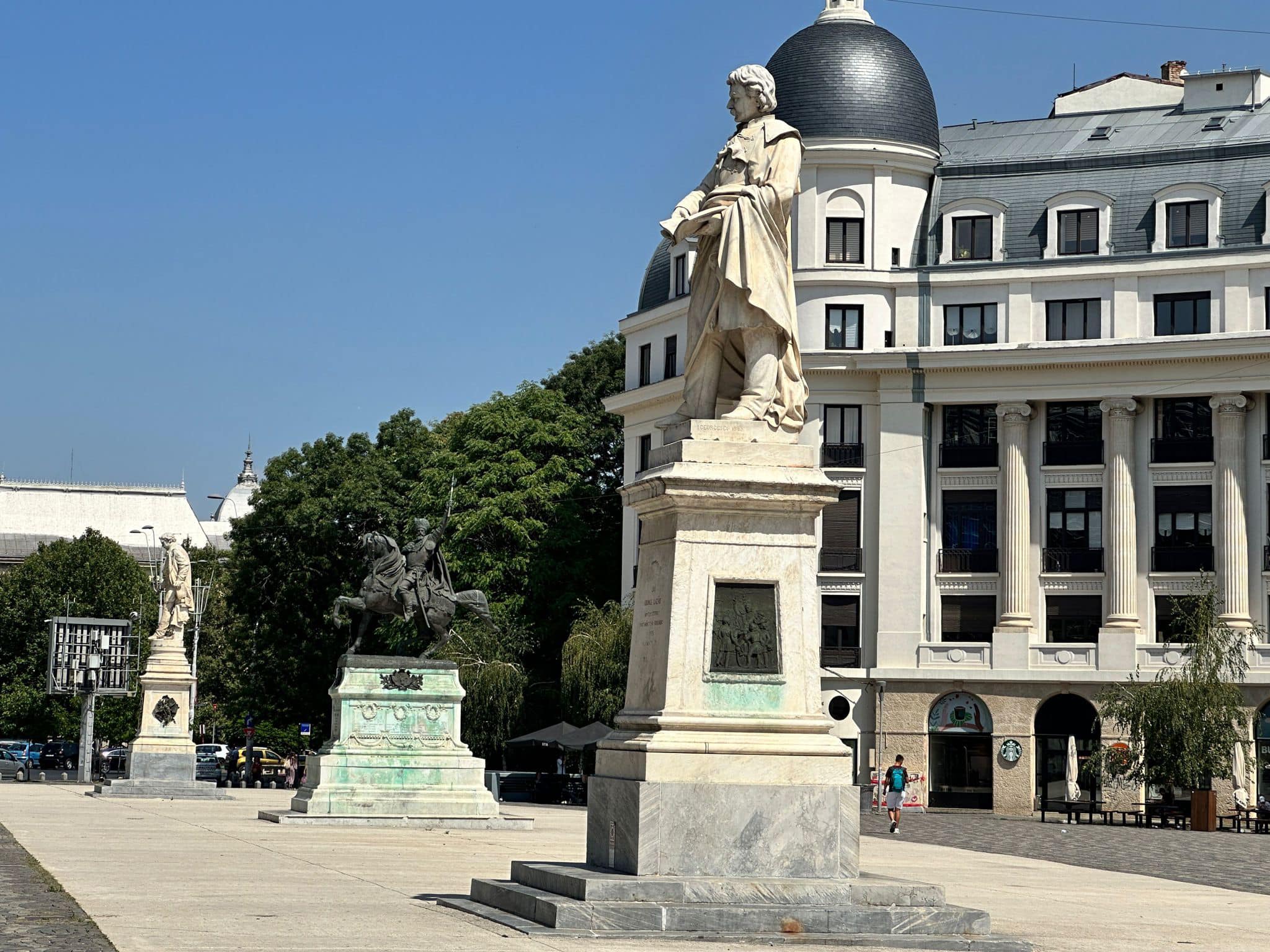Statuile din Piața Universității din București au fost curățate de graffiti